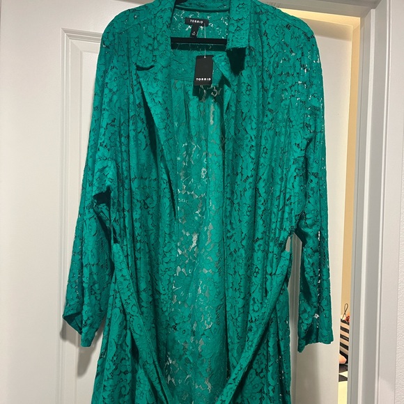 Gorgeous lace trench - Picture 1 of 3